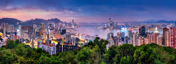 panoramablick auf hongkong, aufgenommen bei sonnenuntergang vom gipfel des braemar hill - hong kong skyline panoramic china stock-fotos und bilder