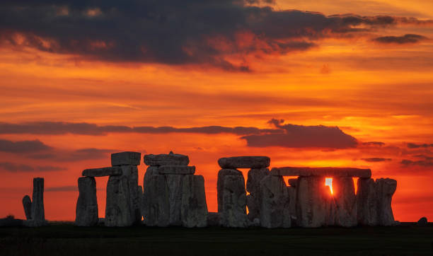 zachód słońca stonehenge równonoc jesienna - stone circle zdjęcia i obrazy z banku zdjęć