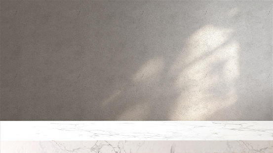 Mesa o encimera de mármol blanco en loft, moderna y mínima sala de pared de hormigón con luz solar y sombra de árbol desde la ventana en casa photo