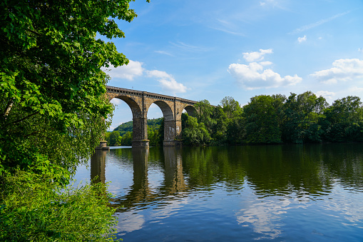ヘルデッケ近くのルール高架橋ルール地方の歴史的な橋と周囲の自然のある風景 カラー画像のストックフォトや画像を多数ご用意 カラー画像