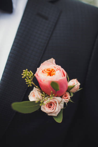 elegante boutonniere de boda en el traje del novio - boutonniere fotografías e imágenes de stock