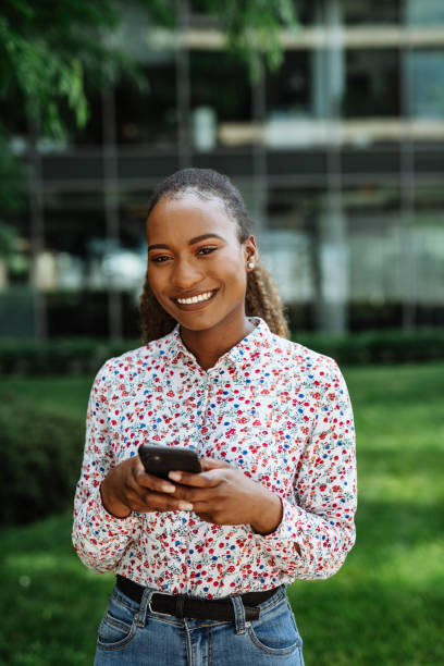 afrykańska studentka korzystająca ze smartfona - african descent confidence african culture education zdjęcia i obrazy z banku zdjęć