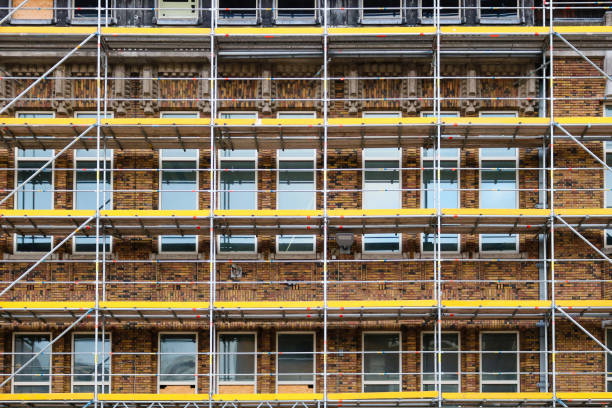 ponteggi per lavori di ristrutturazione su edifici in mattoni - rectangle redecorate foto e immagini stock