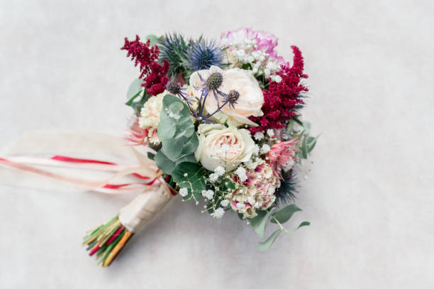 白い背景に秋の結婚式のためのブライダルブーケの水平ショット - flower arranging ストックフォトと画像
