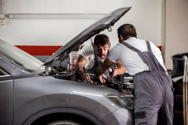 istock Working Together at Automotive Service Center 1427512187