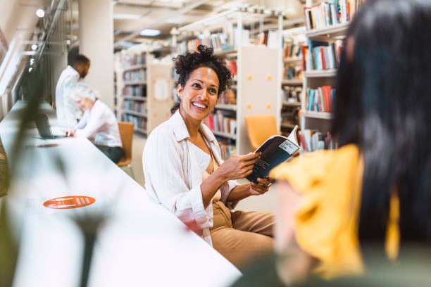 istock Small group of people in the library 1427523821