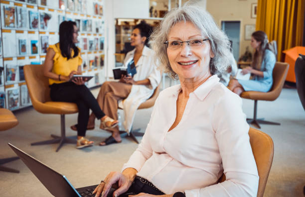 istock Small group of people in the library 1427524664
