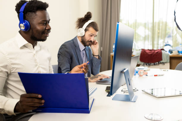 istock Businesspeople working in a call center 1427528150