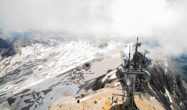 paisagem no cume de zugspitze, montanha mais alta da alemanha, nuvens dramáticas - zugspitze mountain bavaria mountain ehrwald - fotografias e filmes do acervo