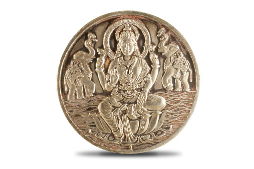 Moneda de plata Durga, Saraswati o laxmi aislada sobre fondo blanco. dios indio. photo
