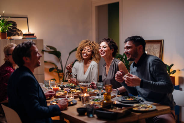 amigos multiétnicos se divertindo juntos durante uma celebração de jantar - jantar com convidados - fotografias e filmes do acervo