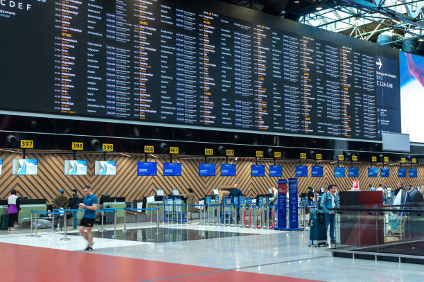 lotnisko szeremietiewo. monitoruje informacje o lotach i odprawa w szeremietiewie. strefa odprawy na lotnisku - sheremetyevo zdjęcia i obrazy z banku zdjęć