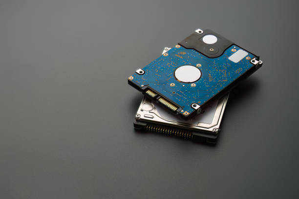 disco rígido de 2,5 polegadas isolado em fundo escuro - machine part built structure hard drive circuit board - fotografias e filmes do acervo