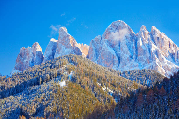 winter view of puez-geisler dolomites, villnoss val di funes, alto adige south tyrol, italy - bressanone imagens e fotografias de stock