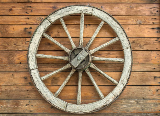vecchia ruota del carro di legno nel villaggio etnico, serbia - wagon wheel foto e immagini stock