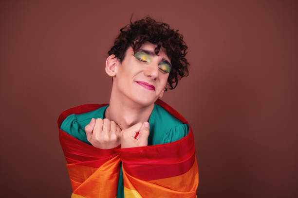 jeune homme séduisant en maquillage posant en studio. - gay man men male fashion model photos et images de collection