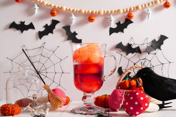 ハロウィーンの装飾が施されたグラスに氷の脳を使った血の赤い飲み物 - glass autumn halloween food ストックフォトと画像