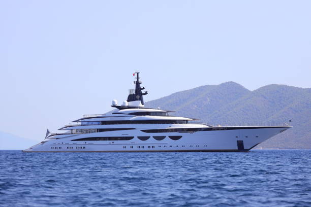 die super-luxusyacht ahpo, die dem jamaikanischen milliardär michael lee chin gehören soll, legte in bodrum an. - bay large nautical vessel blue stock-fotos und bilder