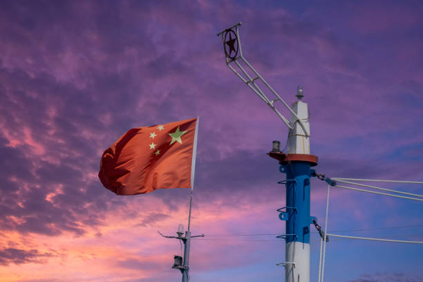 le drapeau chinois sur le navire de pêche océanique flotte haut sur le pont de la boussole - north sea audio photos et images de collection