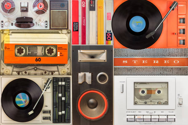 빈티지 턴테이블, 스피커, 소형 카세트 및 테이프 레코더 세트 - 1970s style audio 뉴스 사진 이미지