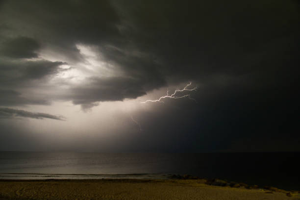 blitzlichtbögen durch wolken - atlantic coast flash stock-fotos und bilder