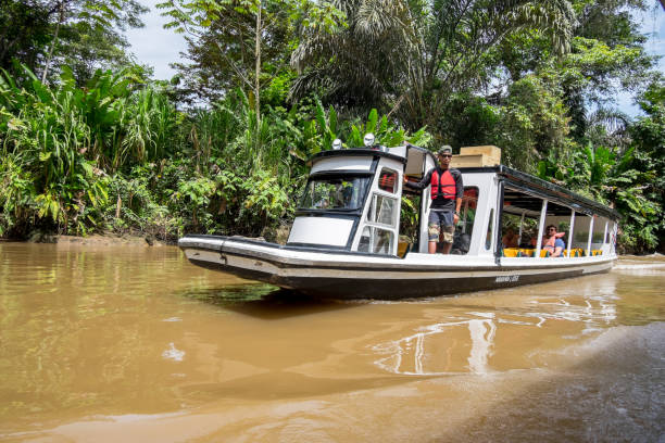 トルトゥゲーロ運河のボート、コスタリカ - forest canal tropical rainforest river ストックフォトと画像
