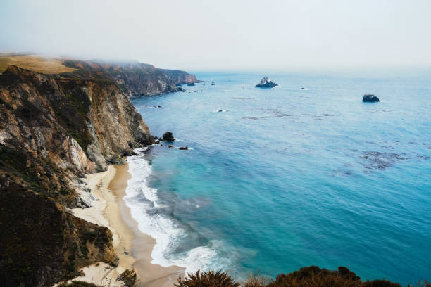 praia do oceano pacífico e falésias - route 1 pacific ocean beach cliff - fotografias e filmes do acervo