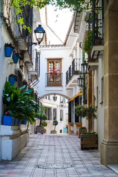 pequeña calle de marbella - marbella fotografías e imágenes de stock