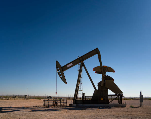 bomba de aceite en nuevo méxico, ee.uu. - oil industry industry new mexico oil drill fotografías e imágenes de stock