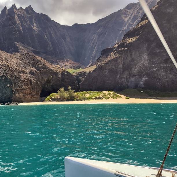 na wybrzeżu pali - kauai tropical climate green travel destinations zdjęcia i obrazy z banku zdjęć