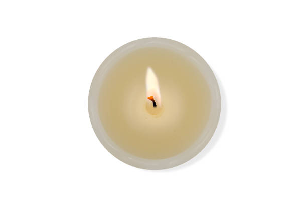 白い背景に隔離された白いワックスキャンドル - candlestick holder single object zen like decoration ストックフォトと画像
