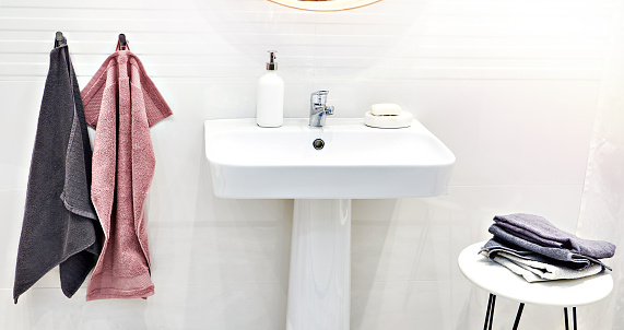 Washbasin and towels in the bathroom