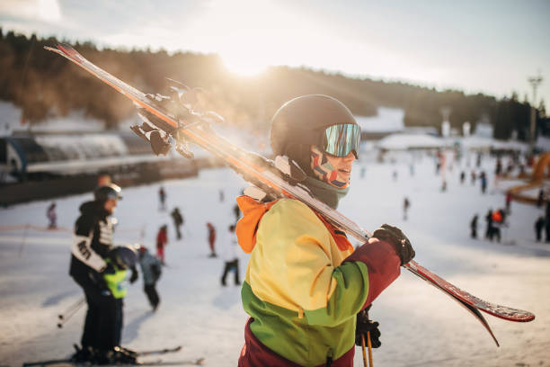 skifahrerin im urlaub - skiurlaub stock-fotos und bilder