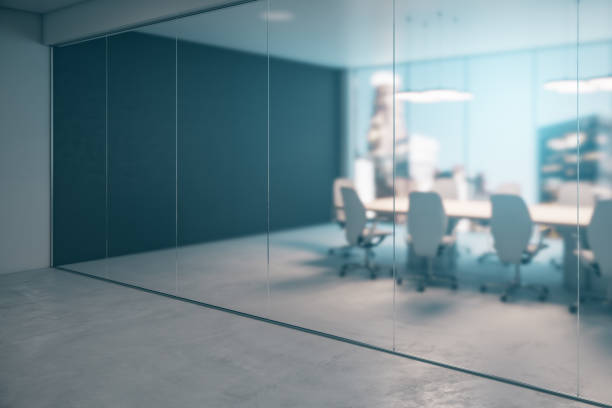 가벼운 현대 가구가있는 회의실의 측면보기와 콘크리트 바닥이있는 사무실 공간에서 흐릿한 유리 칸막이 뒤의 유리 벽에서 도시 전망. 3d 렌더링 - 사무실 뉴스 사진 이미지