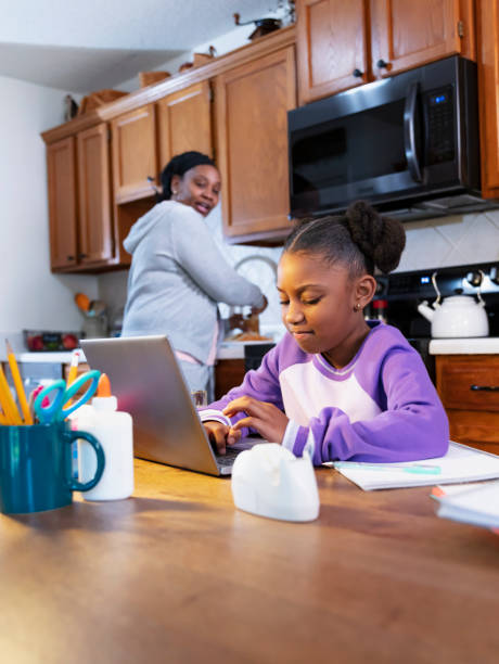 afroamerykańska dziewczyna studiuje, babcia obserwuje - grandparent using computer laptop dining table zdjęcia i obrazy z banku zdjęć