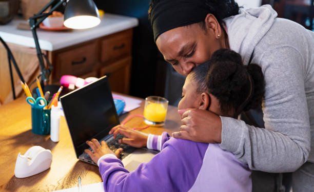 afroamerykańska dziewczyna na laptopie, babcia przytulająca - grandparent using computer laptop dining table zdjęcia i obrazy z banku zdjęć