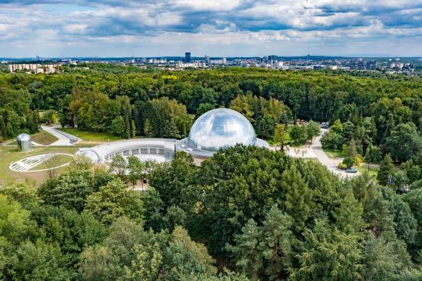 drone aérien sur un planétarium à katowice - chorzow photos et images de collection