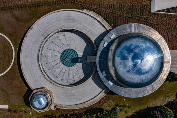 vue aérienne par drone au planétarium de katowice - chorzow photos et images de collection