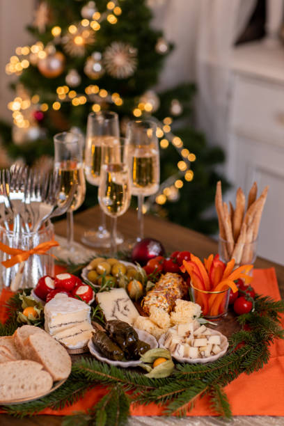 크리스마스 브런치 뷔페는 축제 소박한 부엌에서 antipasti와 샴페인과 함께 펼쳐집니다. - wine cheese glass gourmet 뉴스 사진 이미지