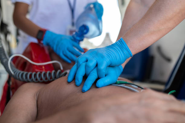 equipe paramédica realizando o procedimento de massagem cardíaca e oxigenação - cpr - fotografias e filmes do acervo