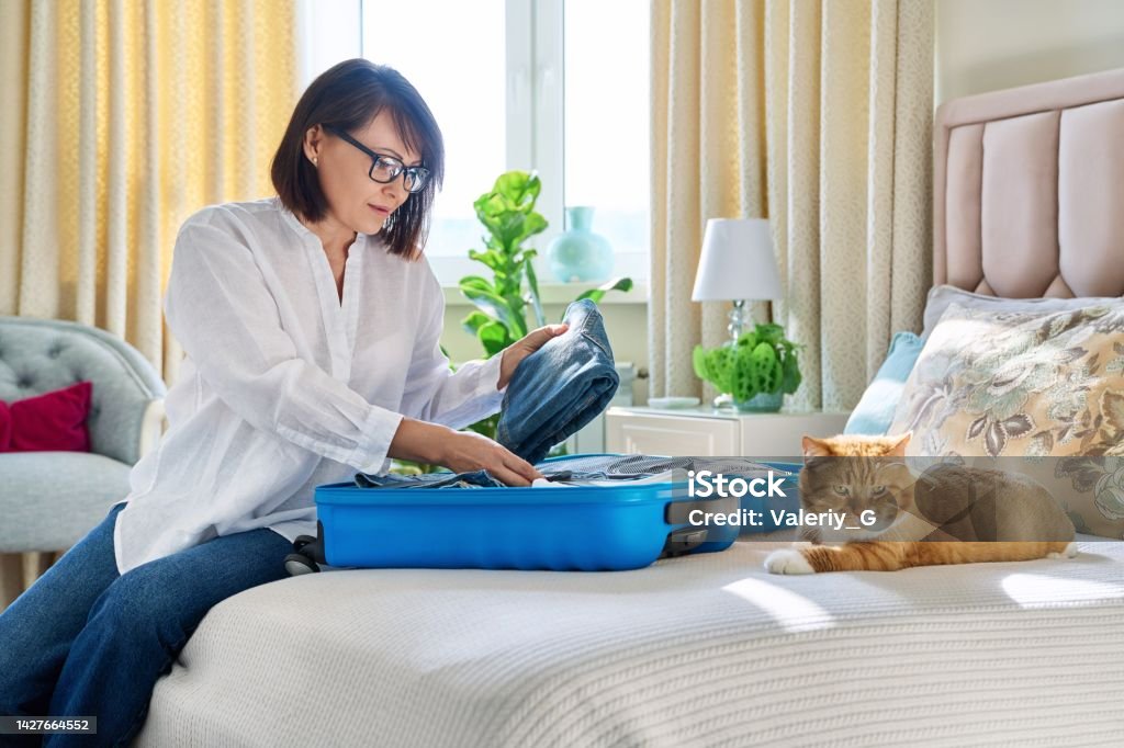 animal Especificidad Sesión plenaria Mujer De Mediana Edad Empacando Maleta Gato Triste Acostado En La Cama Foto de stock y más banco de imágenes de Adulto - iStock animal Especificidad Sesión plenaria Mujer De Mediana Edad Empacando Maleta Gato Triste Acostado En La Cama Foto de stock y más banco de imágenes de Adulto - iStock