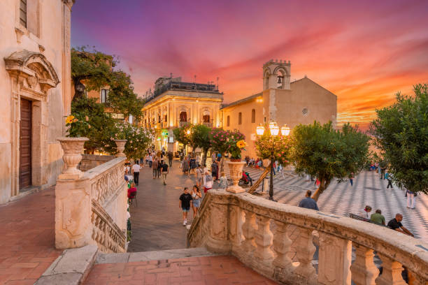 taormina central square, sizilien, italien - ätna stock-fotos und bilder