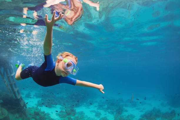 child in snorkelling mask dive underwater with tropical fishes - nusa lembongan bali island beach imagens e fotografias de stock