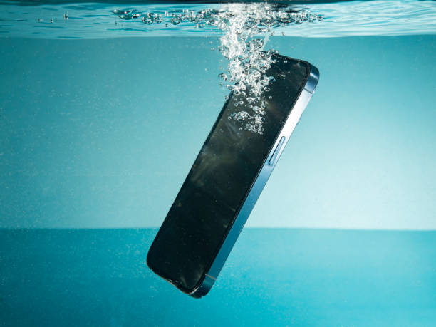 istock Modern cell phone drowning into tank of water - risk concept 1427671667