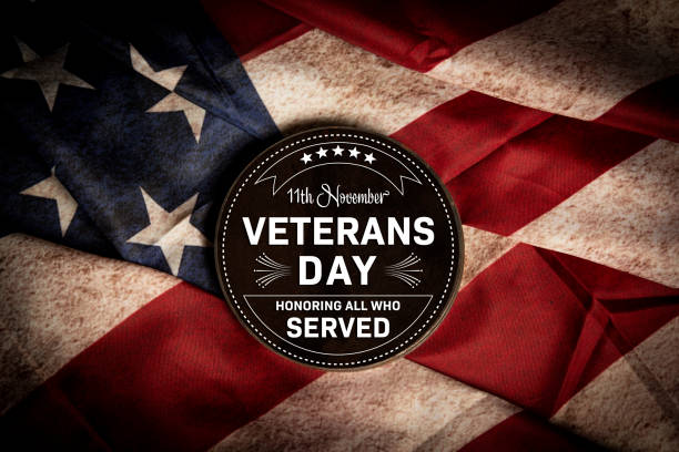 11 novembre veterans day distintivo metallico sulla vecchia bandiera degli stati uniti sullo sfondo - us veterans day foto e immagini stock