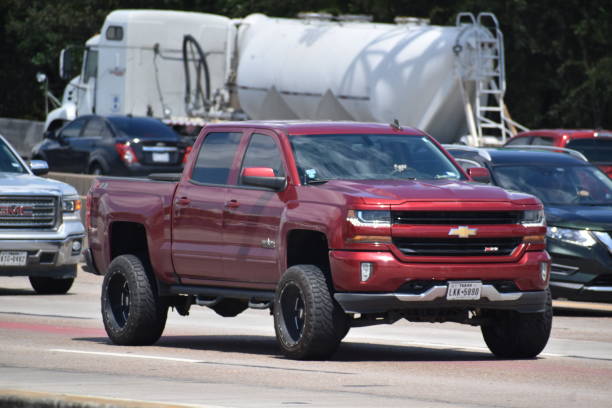 걸프 고속도로의 chevy 4x4 픽업 트럭, 휴스턴의 주간 고속도로 45 (1-45), tx - car chevrolet road sedan 뉴스 사진 이미지