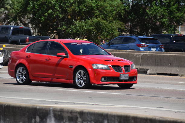 sedán pontiac en gulf freeway, interestatal 45 (1-45) en houston, tx - pontiac fotografías e imágenes de stock