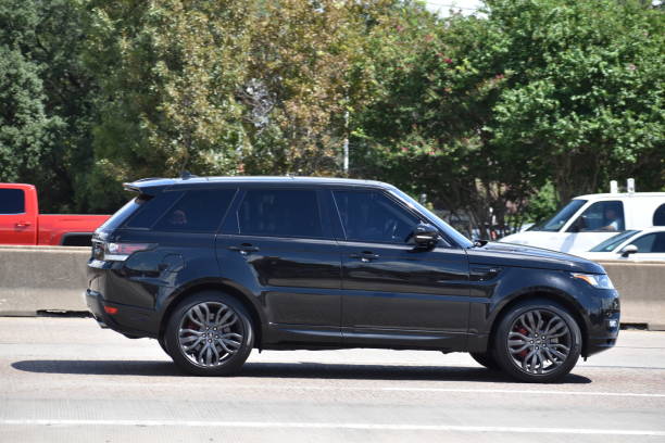 black range rover sport auf dem gulf freeway, interstate 45 (1-45) in houston, tx - chrysler stock-fotos und bilder