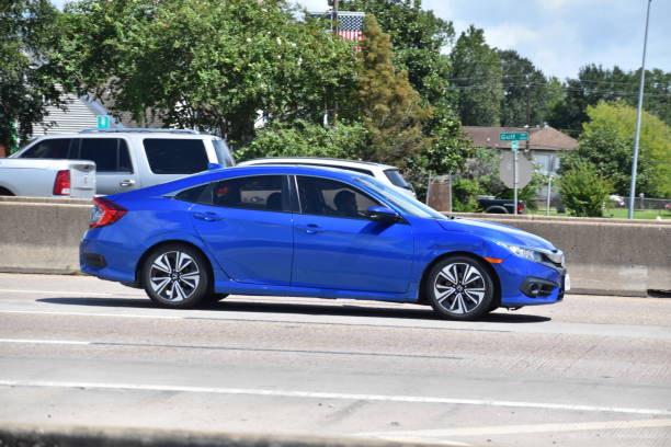 blaue honda limousine auf gulf freeway, interstate 45 (1-45) in houston, tx - texas blues stock-fotos und bilder