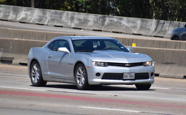 걸프 고속도로의 chevy camaro, 휴스턴의 주간 고속도로 45 (1-45), tx - car chevrolet road sedan 뉴스 사진 이미지